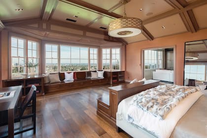 Una de las nueve habitaciones de la mansión, que también cuenta con once baños.