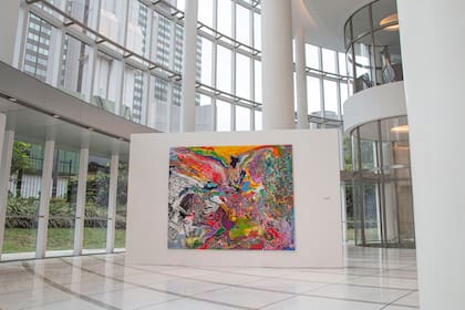 Una de las obras de Luis Felipe Noé exhibidas en la Torre Macro, como parte del programa Microcentro cuenta