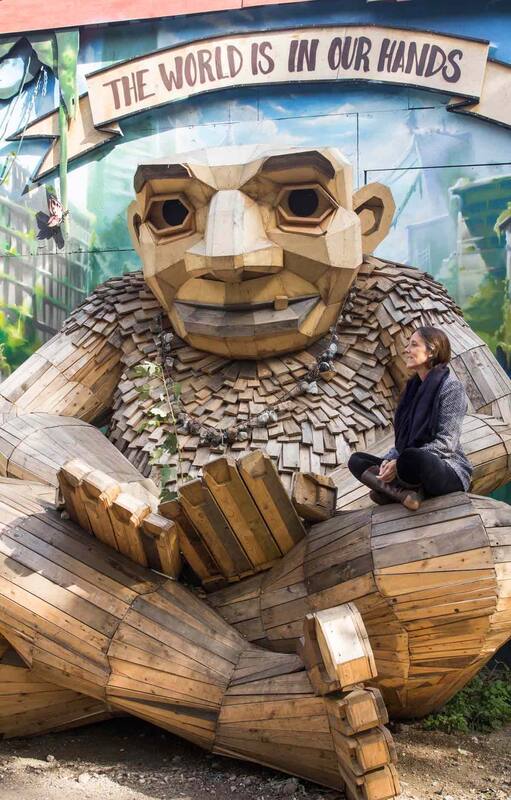 Una de las obras hechas con materiales reciclados del artista Thomas Dambo.