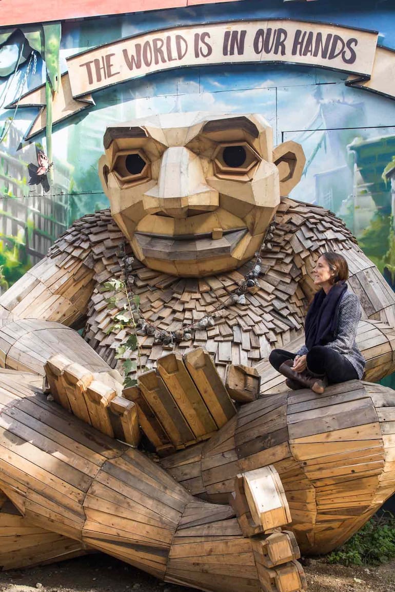 Una de las obras hechas con materiales reciclados del artista Thomas Dambo.