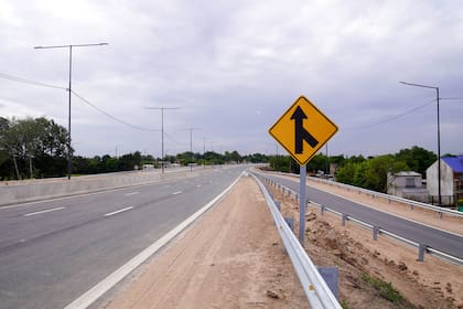 Una de las obras paralizadas en territorio bonaerense es la autopista Presidente Perón; desde la gestión de Axel Kicillof piden el reinicio de la construcción del tramo de Merlo a La Plata y se niegan a firmar un traspaso de los trabajos