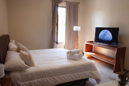 Um dos onze quartos, decorado com tons quentes e grande conforto