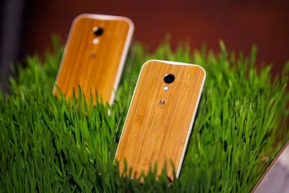 El Moto X de 2013 fue pionero en ofrecer madera de varias tonalidades como cubierta de la batería