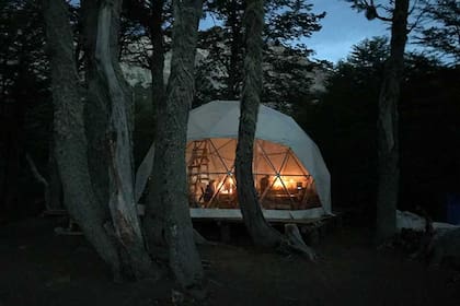 Una de las opciones para pernoctar en la zona de Bariloche cuando se practica trekking es en los domos del Refugio Ilón