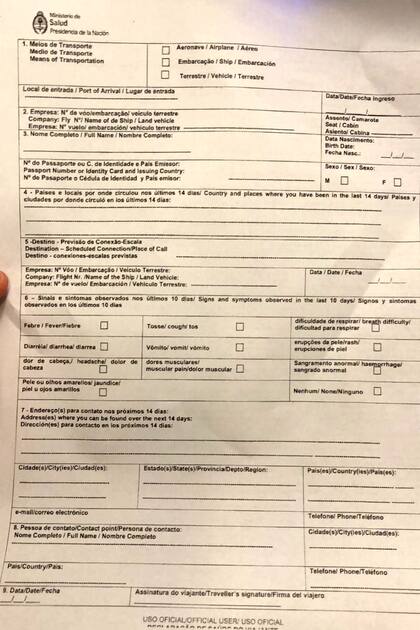 Una de las páginas del formulario que deben completar los pasajeros y entregar a su llegada a Ezeiza que está prevista para las 4.20 de mañana.