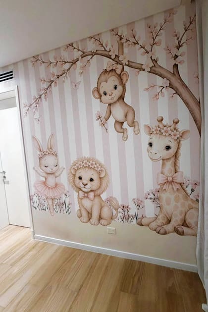 Una de las paredes, decoradas con un tierno empapelado infantil