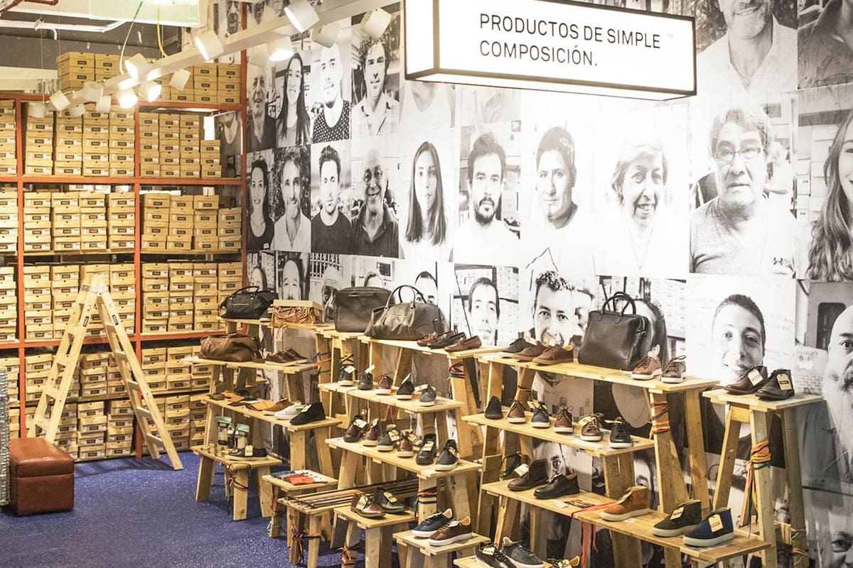 Una de las paredes del local tiene retratos de los colaboradores de la firma
