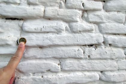 Una de las paredes exteriores de la capilla de los Negros con los ladrillos originales de hace 160 años