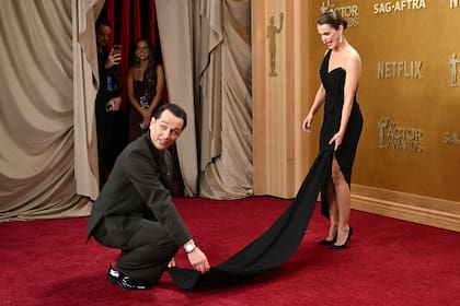 Una de las parejas que enamoró la alfombra roja fue la de Keri Russell –que ganó por su papel en la serie "La diplomática"– y Matthew Rhys, quien le arregló la cola del traje Louis Vuitton para que ella luciera fantástica