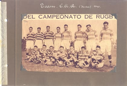 Una de las pasiones de Charney fue el rugby. En la imagen, tomada en 1940, junto al plantel superior del Club Atlético Plaza de Rosario. Parados: primero por la izquierda, Kenneth Charney, sexto Francis Keene y séptimo Malcolm Middleton, también voluntarios argentinos en la RAF. Sentados: segundo desde la izquierda Algernon Middleton, piloto argentino de Spitfires en el RCAF. Cuarto aparece Michael Le Bas, voluntario argentino que combatiría en Malta en Spitfires junto al escuadrón 601. El sexto es Tom Scoffield, voluntario argentino en la RAF. (Cortesía Mario Milano).