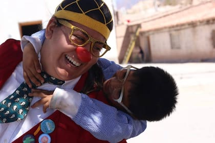 Una de las payasas de Alegrañatas durante una visita a una escuela