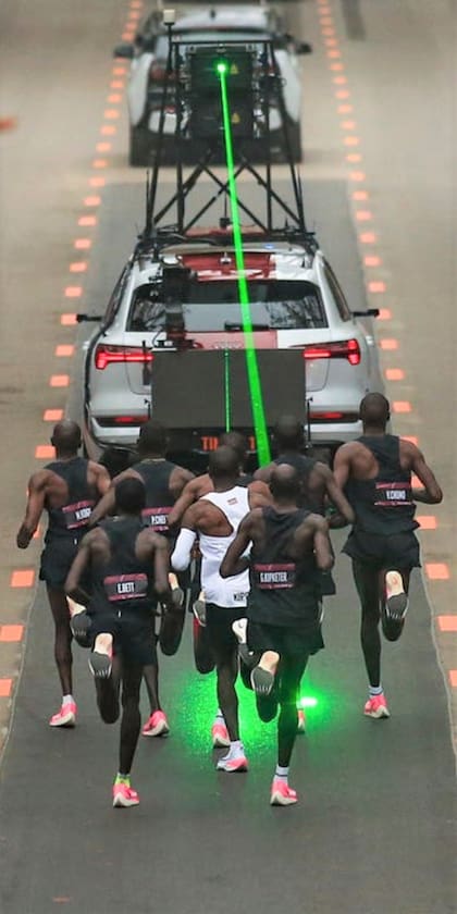 Una de las peculiaridades del "récord" de Kipchoge: correr con "liebres" y el láser que le marcaba dónde pisar para marcar el ritmo