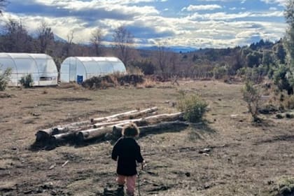 Una de las pequeñas en el campo familiar antes del incendio, cuando el lugar aún era su hogar