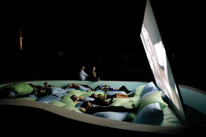 Una de las performances de la bienal BP19 invita a relajarse y dormir en el Cultural San Martín