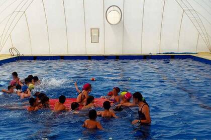 Una de las piletas del campo de deportes