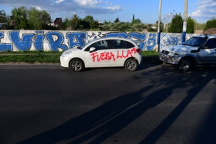 Una de las pintadas que aparecieron en los alrededores del lugar del acto de Karina Milei, en La Plata