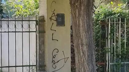 Una de las pintadas que precedió al incendio de la capilla de Pehuén-Co
