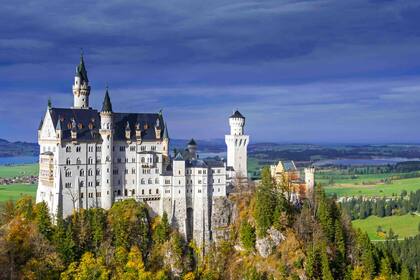 Una de las pintorescas edificaciones que inspiraron los castillos de algunas películas de Disney es el Castillo Neuschwanstein en Bavaria_ Alemania