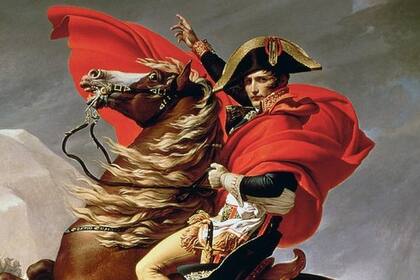 Una de las pinturas más célebres del arte neoclásico: “Napoleón cruzando los Alpes”, realizada por Jacques-Louis David entre 1801 y 1805. Napoleón aparece montando un caballo, envuelto en una capa roja que ondea al viento y porta su característico sombrero bicornio.