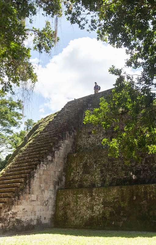 Una de las pirámides del sitio arqueológico de Tikal