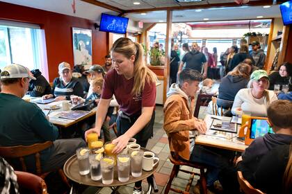 Una de las plataformas que recomendó al joven sirve para encontra trabajos de turnos diarios (Tom Gralish/The Philadelphia Inquirer vía AP, Archivo)