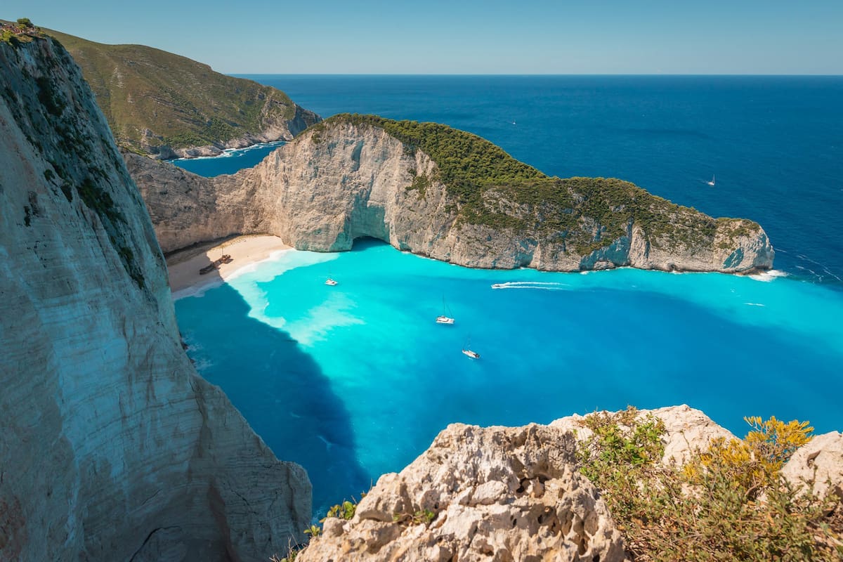 Una de las playas más lindas del mar Jónico es Navagio que debe su nombre a la nave enclavada en la arena que encalló en los años 80 y que nadie retiró, porque le dio identidad al lugar