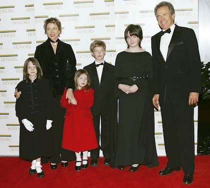 Una de las pocas apariciones públicas registradas de su niñez ocurrió en diciembre de 2004, cuando asistió con 4 años a la alfombra roja de los Kennedy Center Honors junto a sus padres Annette Bening y Warren Beatty y sus tres hermanos, Stephen Ira, Benjamin e Isabel