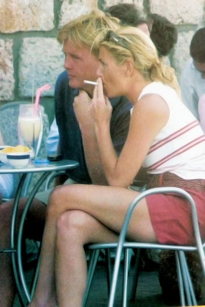 Una de las pocas fotografías de la reina de Holanda fumando: desde que se convirtió en princesa, nunca más trascendieron imágenes