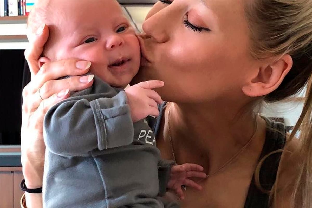 Una de las pocas imágenes de Anna Kournikova junto a Nicholas, uno de los mellizos que acaba de cumplir 2 años