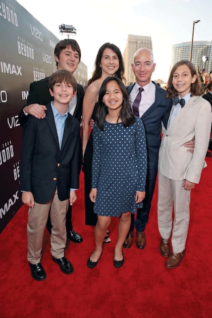 Una de las pocas imágenes familiares de los Bezo con sus cuatro hijos, fue en la premiere "Star Trek Beyond", en California