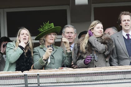 Una de las pocas imagenes que se conocen del Rey con los hijos de Camilla. Acá están, en 2006, en la carrera de la Copa de Oro de Cheltenham. Además de Laura, que esta al lado de su mamá, se lo ve a Tom con su entonces pareja, Sara.