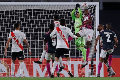 Una de las pocas oportunidades en las que Independiente atacó contra el arco de River Plate y puso en peligro a Enzo Pérez