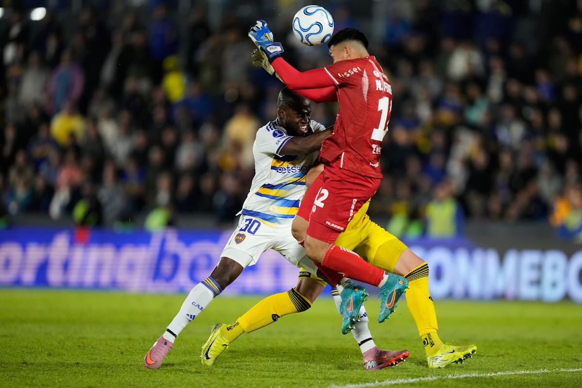Una de las pocas pelotas que le llegó a Enner Valencia en su debut, al que se lo notó con una falta de ritmo, tiempo y fuerza lógica.