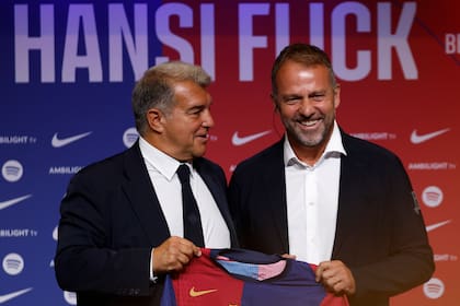 Una de las pocas veces sonriente en público, Hansi Flick fue presentado por Joan Laporta a fines de julio pasado