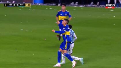 Una de las polémicas de la noche: Marcos Rojo golpea con un brazo extendido el rostro de Maximiliano Romero; para el árbitro Wilton Sampaio cabía sólo tarjeta amarilla.