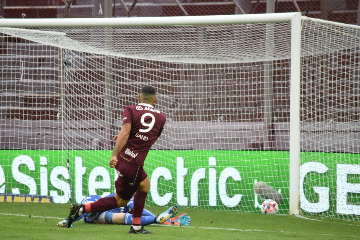 Una de las polémicas: Pepe Sand anota para Lanús, pero había recibido el pase estando más de un metro en posición adelantada...
