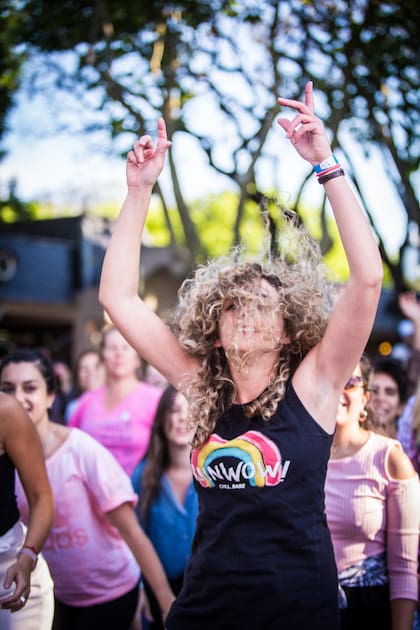 Una de las postales más representativas del día: mujeres bailando llenas de energía.