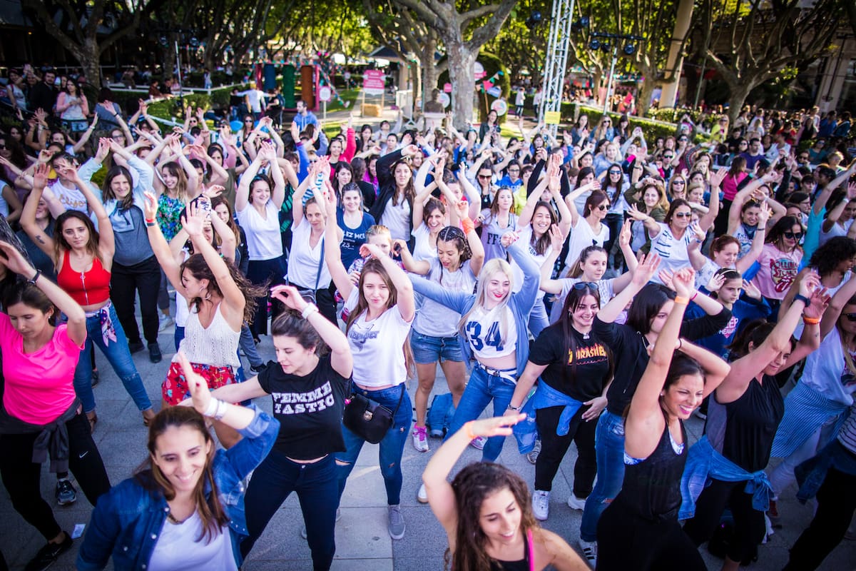 Una de las postales más representativas del día: mujeres bailando llenas de energía.