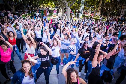 Una de las postales más representativas del día: mujeres bailando llenas de energía.