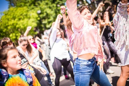 Una de las postales más representativas del día: mujeres bailando llenas de energía.