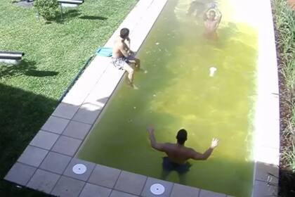 Una de las postales poco gratas de Gran Hermano, los participantes se sumergen en una piscina con aguas pestilentes