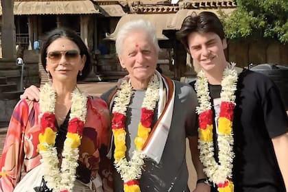 Una de las postales que compartió Michael Douglas en su cuenta de Instagram: en la India con Catherine Zeta-Jones y su hijo Dylan