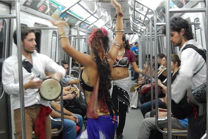 Una de las presentaciones que hacían en el subte: Lozada bailando y Mendoza tocando percusión (a la derecha).