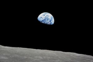 Científicos hallaron “otro planeta” enterrado bajo la Luna: “Se volvió del revés”