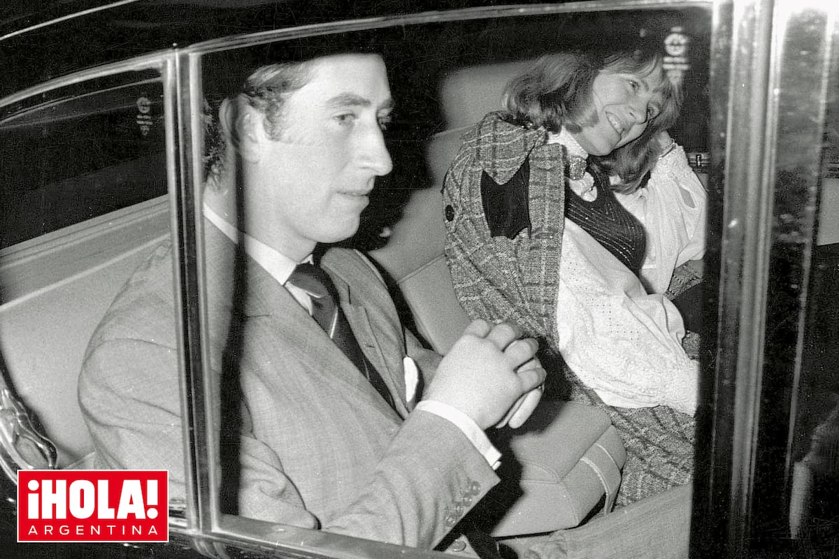 Una de las primeras fotos juntos: febrero de 1975, cuando salen de un teatro en el West London.