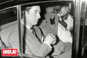 Una de las primeras fotos juntos: febrero de 1975, cuando salen de un teatro en el West London.