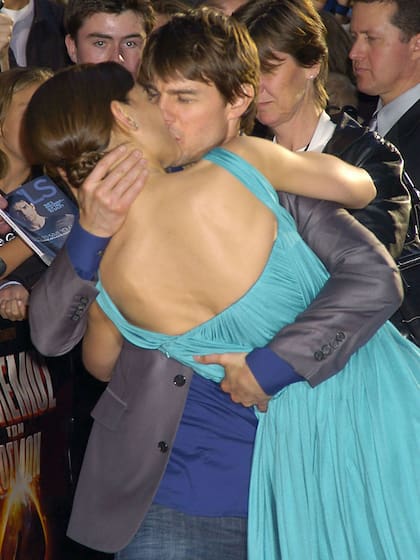 Una de las primeras imágenes de Cruise y Holmes, cuando le anunciaron al mundo que eran novios, en 2005