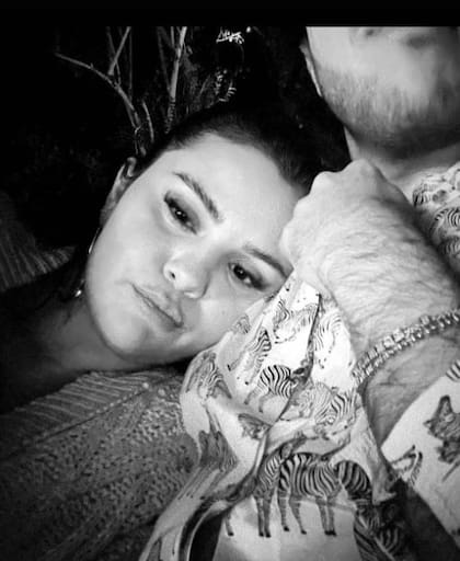 Una de las primeras imágenes que la cantante compartió junto al productor. Aunque ya había confirmado la relación, Selena prefirió mantener un leve manto de misterio y no mostró el rostro de su enamorado