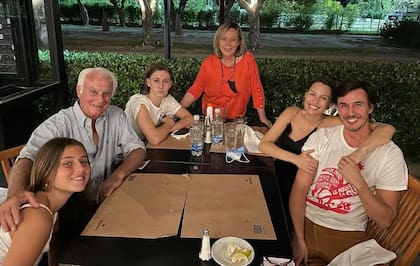 Una de las primeras reuniones familiares que mantuvieron Pampita Ardohain y Lucila Fernández Llanos, como nuera y suegra respectivamente