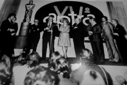 Una de las primeras y austeras ceremonias de entrega del Premio Martín Fierro
